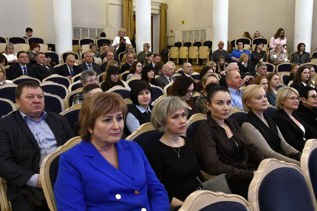 В день профессионального праздника лучшим сотрудникам службы занятости вручены награды Законодательного Собрания