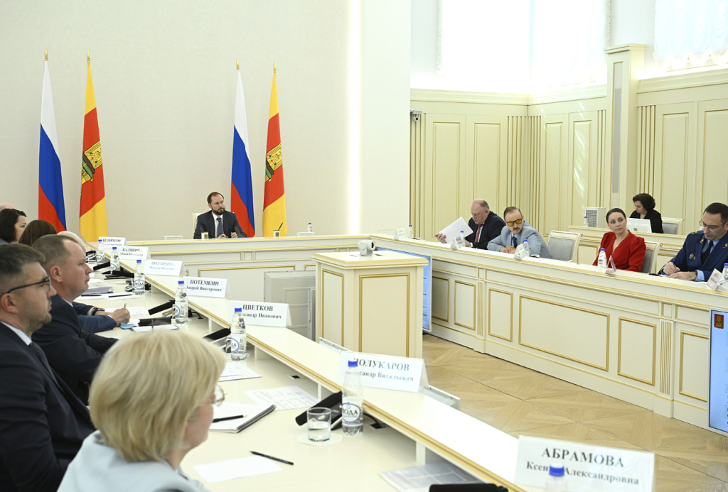Повышение надежности электроснабжения, непрерывный контроль, отработка обращений граждан: Виталий Королев поставил задачи по подготовке региона к предстоящему осенне-зимнему периоду
