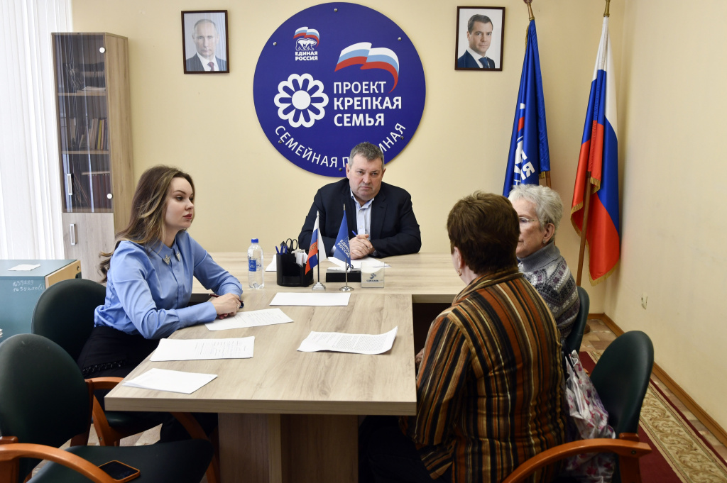 Депутаты Законодательного Собрания провели приёмы граждан