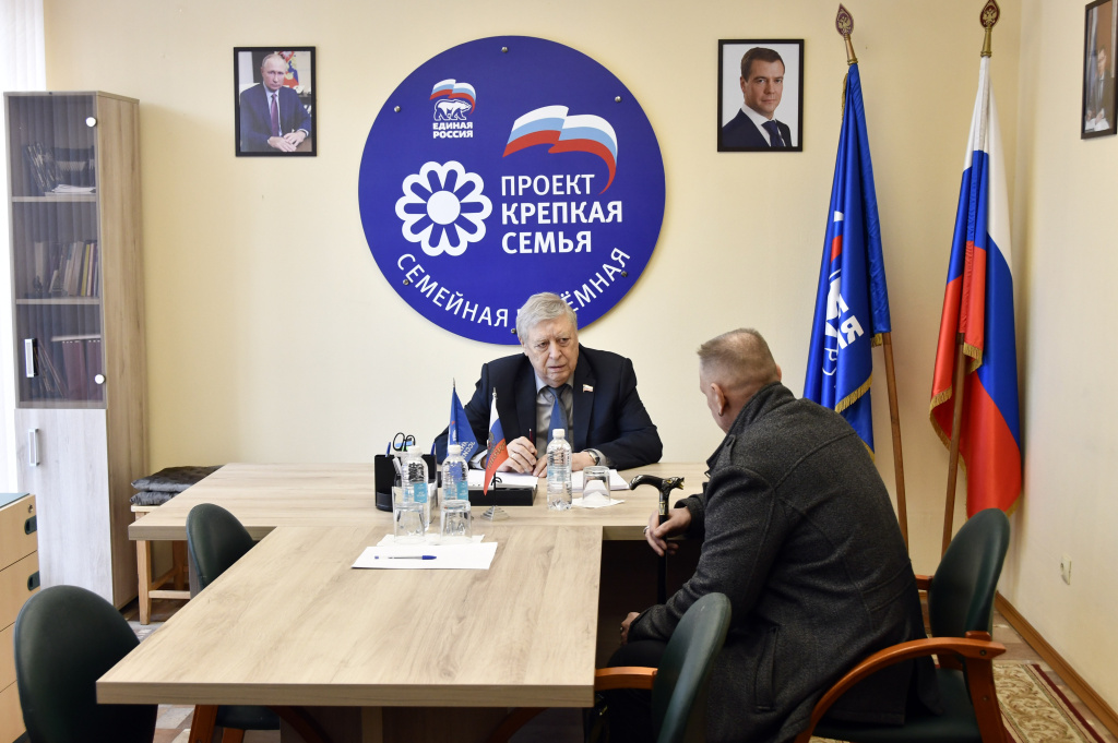 Депутаты Законодательного Собрания провели приёмы граждан