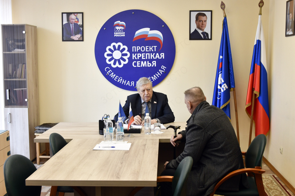 Депутаты Законодательного Собрания провели приёмы граждан