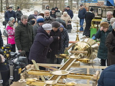 В Красном Холме освятили купола Троицкого Храма