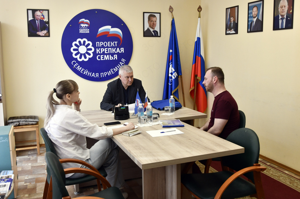 Депутаты областного парламента провели приемы граждан 
