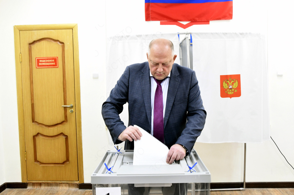Председатель областного парламента Сергей Голубев и депутатский корпус голосуют на выборах депутатов Государственной Думы РФ, Губернатора Тверской области, Законодательного Собрания региона